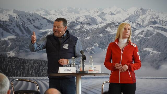 Wolfgang Hettegger (Links) hofft auf den Einsatz derartiger Pistengeräte in seinem Skigebiet ab 2025.