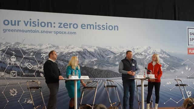 Klaus Tonhäuser (Firma Prinoth), Ulrike Pröbstl-Haider (BOKU Wien), Wolfgang Hettegger (Snow Space) und Roswitha Stadlober (ÖSV-Präsidentin) diskutierten über Nachhaltigkeit im Skitourismus.