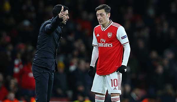 Nicht unbedingt ein Herz und eine Seele beim FC Arsenal: Trainer Mikel Arteta setzt nicht mehr auf Mesut Özil.