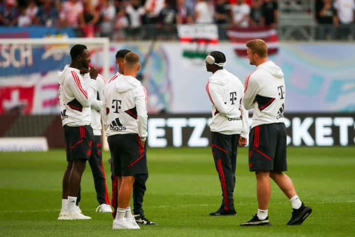 Die Bayern-Stars um Joshua Kimmich und Matthijs de Ligt bei der Platzbegehung in Leipzig.