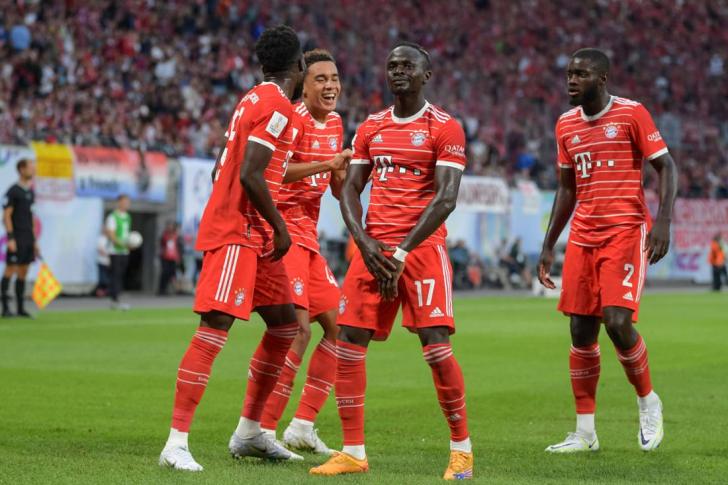 Die Bayern-Spieler Alphonso Davies, Jamal Musiala, Sadio Mané und Dayot Upamecano (v.l.n.r.) bejubeln den Treffer zum 1:0.