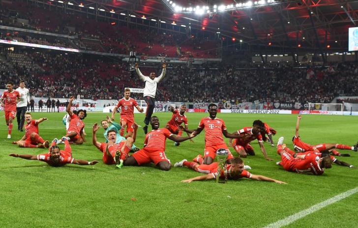 Die Bayern-Spieler lassen sich nach dem Supercup-Sieg von ihren Fans feiern.